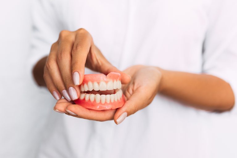 7 Reasons Why you should consider replacing teeth with dentures